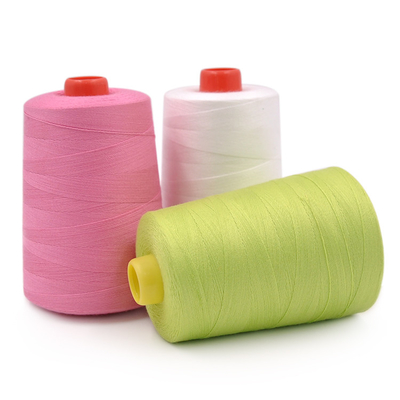 Stokta Polyester İpekleri Hilos De Coser Katı Renkli Boyalı 100% Polyester İpek 40/2 Polyester Dikiş İpi