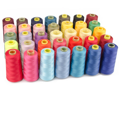 Stokta Polyester İpekleri Hilos De Coser Katı Renkli Boyalı 100% Polyester İpek 40/2 Polyester Dikiş İpi