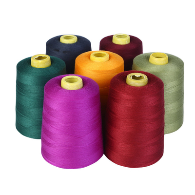Stokta Polyester İpekleri Hilos De Coser Katı Renkli Boyalı 100% Polyester İpek 40/2 Polyester Dikiş İpi