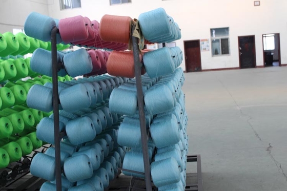 Dikiş ipliği yapmak için 402 eğrilmiş polyester iplik İyi dikiş ipliğine sahip küresel pazar