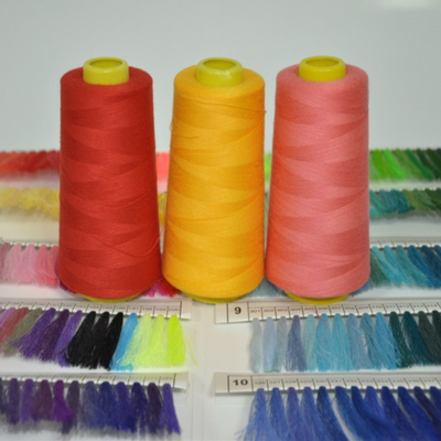 Stok Lotu Renkler 100% Poliester dikiş ipliği 3000 Yards/Cone
